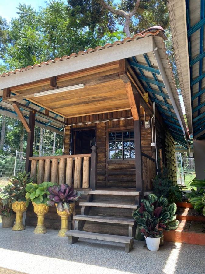 Homestay Dusun Ana Balun Slim River Esterno foto